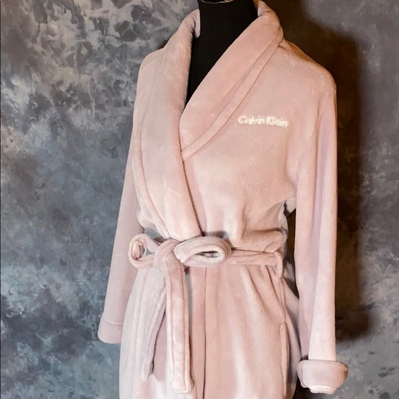 ❌SOLD❌ - Calvin Klein Long Sleeve Plush Robe - Picture 2 of 16